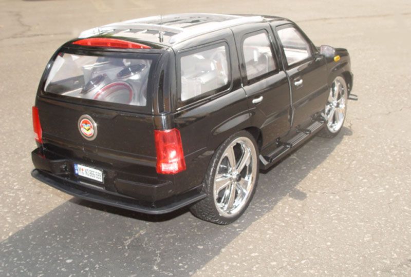 huge-remote-control-rc-cadillac-escalade-measures-almost-3-feet-long-and-plays-mp3-s-too-55.png