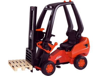 linde-forklift-ride-on-vehicle-gets-the-job-done-61.png